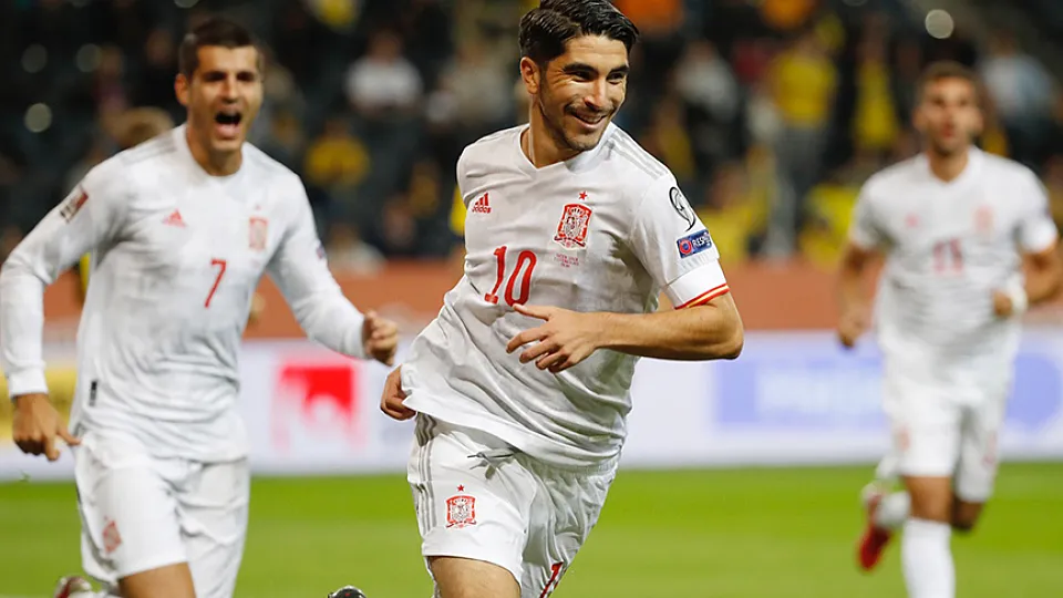 Carlos Soler celebra su gol a Suecia en Solna
