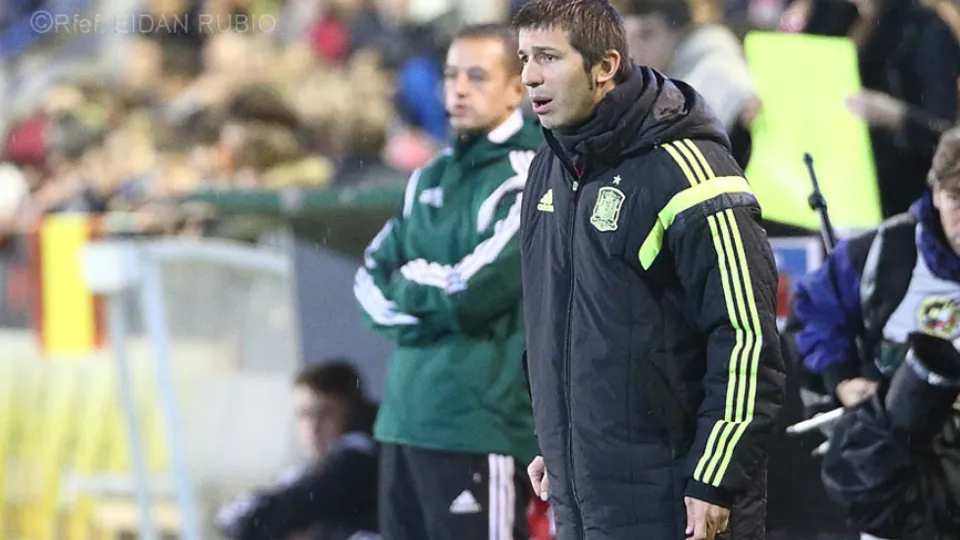 Albert Celades da instrucciones durante un partido de la Sub-21