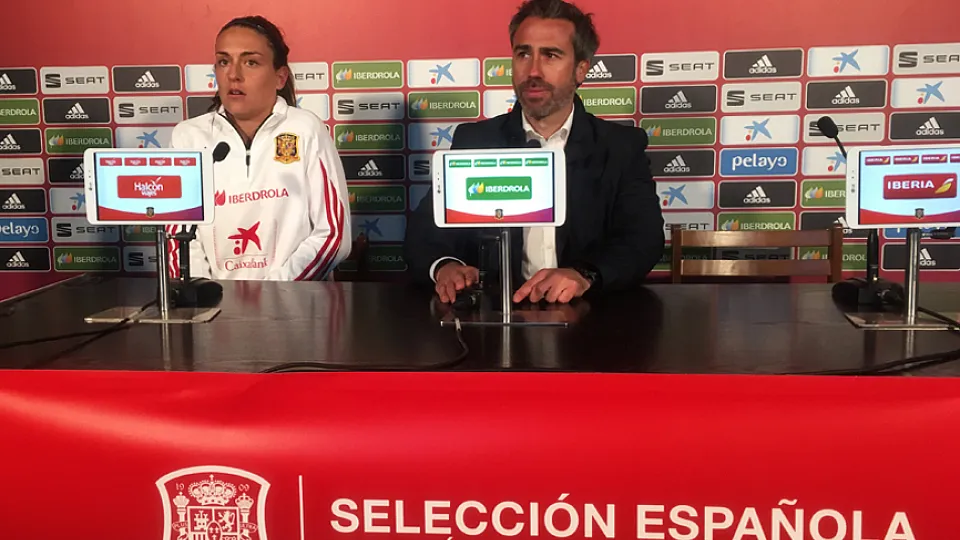 Jorge Vilda y Alexia Putellas atienden a los medios de comunicación en Don Benito 