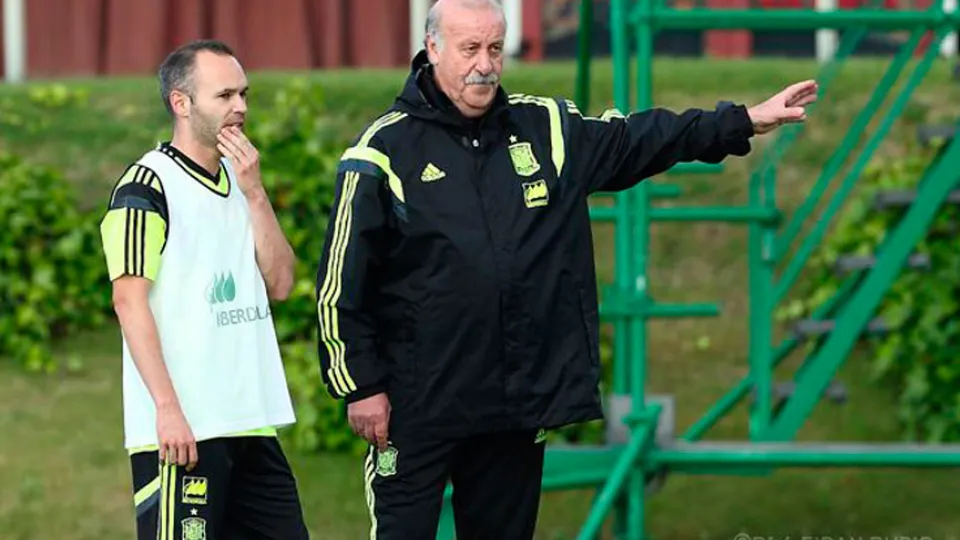 Vicente del Bosque junto a Andrés Iniesta