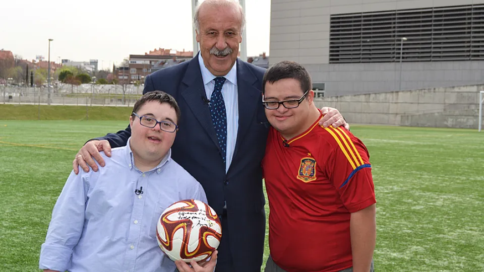Vicente del Bosque posa en la Ciudad del Fútbol con dos aficionados de la Selección Española