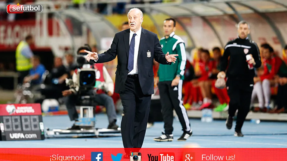 Vicente del Bosque da instrucciones en el estadio Filipo II de Skopie