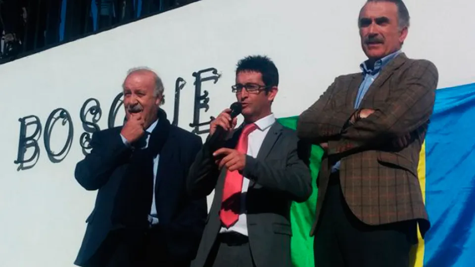 Vicente del Bosque, Juan David Moreno y Juan y Medio durante el acto de inauguración del complejo deportivo de Torvizcón