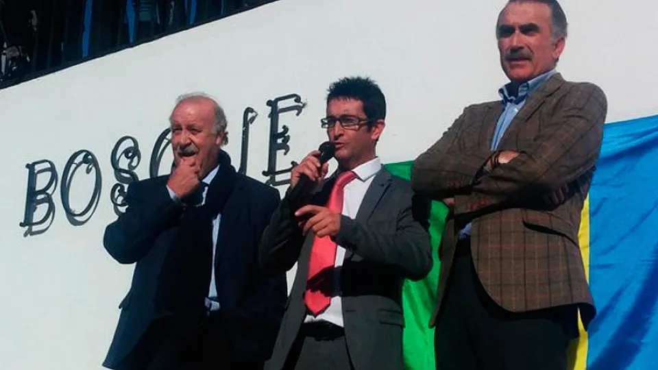 Vicente del Bosque, Juan David Moreno y Juan y Medio durante el acto de inauguración del complejo deportivo de Torvizcón