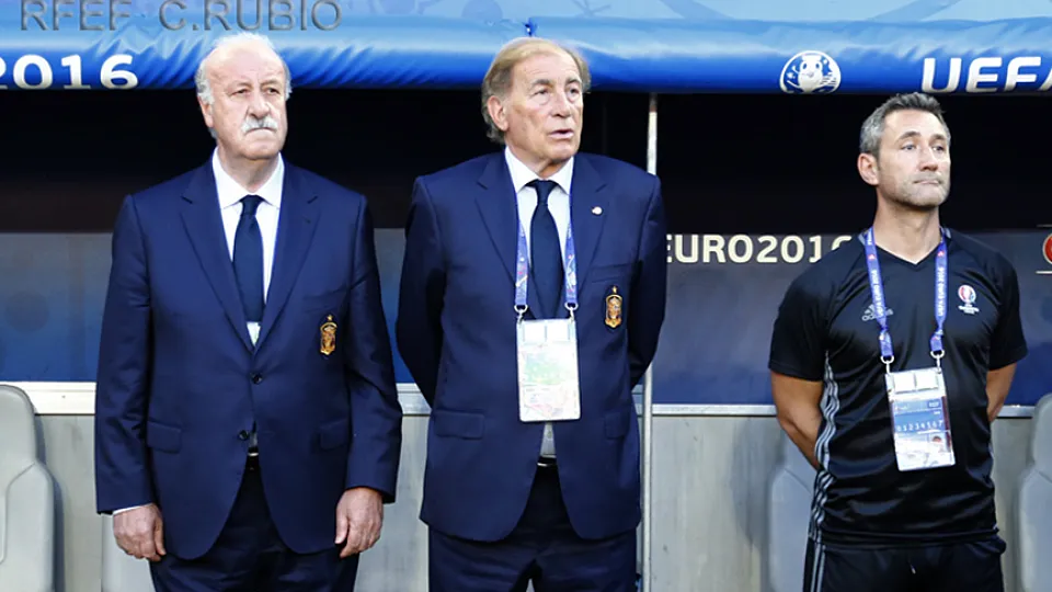 Vicente del Bosque en los instantes previos al pitito inicial