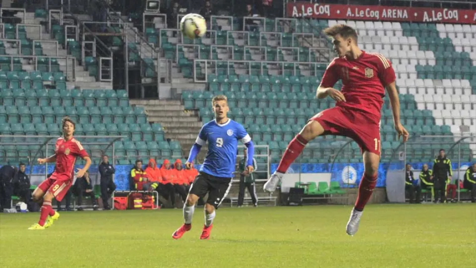 Denis Suárez remata a puerta durante el Estonia - España jugado en Tallin