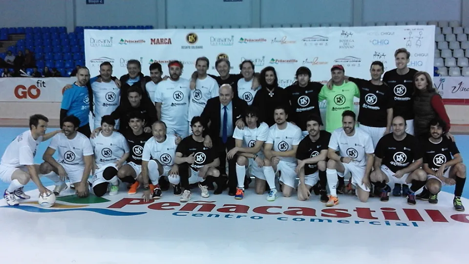 Los protagonistas del "Partido de las Estrellas" de Santander posan en el pabellón de La Albericia