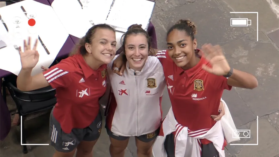 Leire Peña, Isabel Pala e María Isabel Okoye saludando a cámara