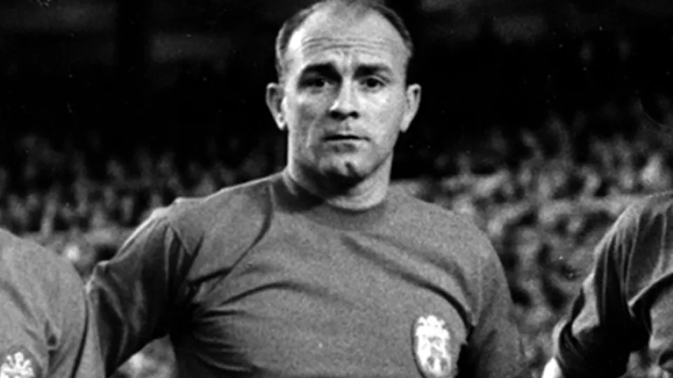Alfredo Di Stéfano posa antes de uno de sus partidos con la Selección Española