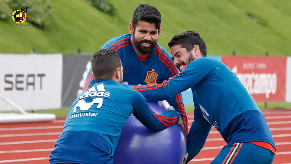 Diego Costa, Isco y Koke ríen en el entrenamiento de la Selección 