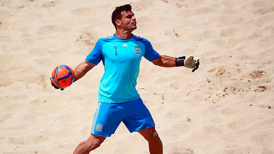 Dona, capitán de la Selección de fútbol playa, celebra su primer Máster de porteros