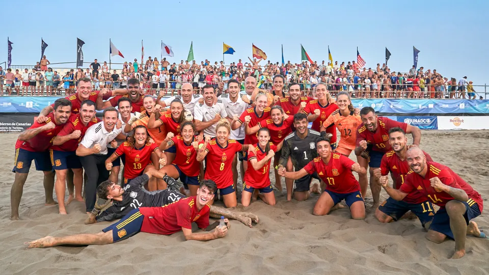 Las selecciones españolas masculina y femenina de fútbol playa, campeonas del Mundialito 2022