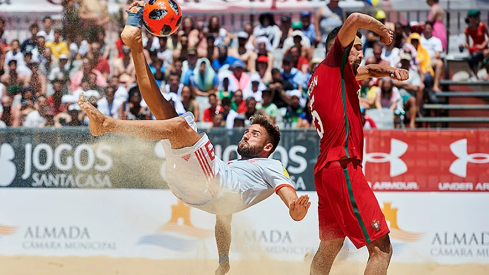 Eduard anotando un gol de chilena