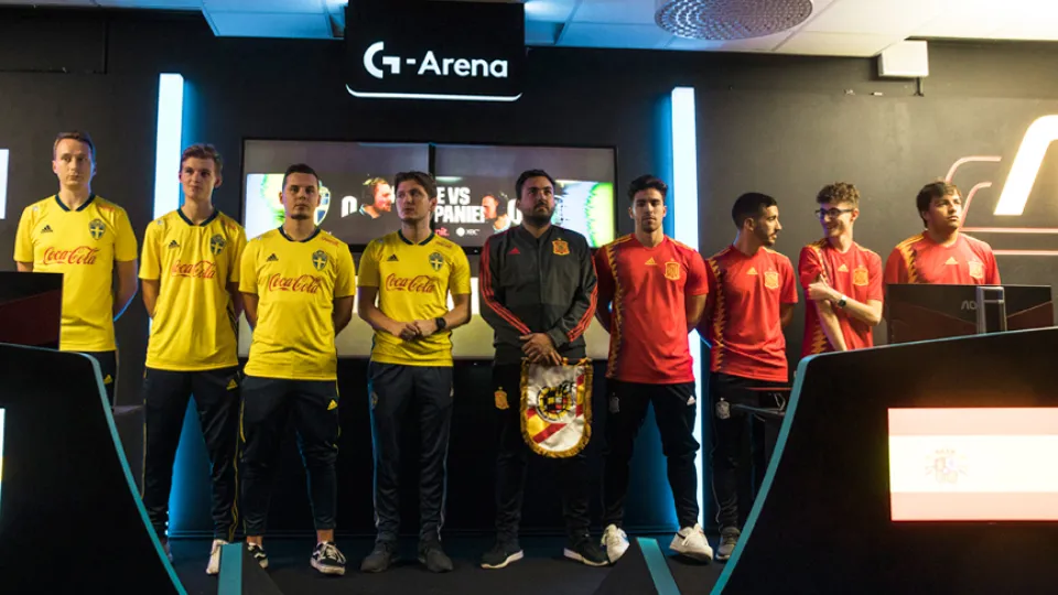 Los jugadores de Suecia y España antes de su enfrentamiento en 