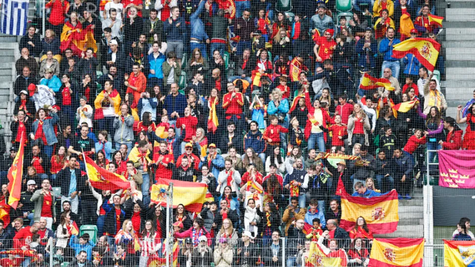 Aficionados de la Selección Española animan al equipo durante el amistoso ante Bosnia disputado en St. Gallen
