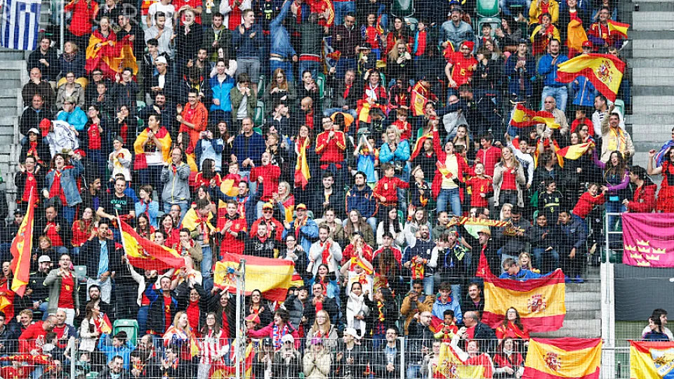 Aficionados de la Selección Española animan al equipo durante el amistoso ante Bosnia disputado en St. Gallen