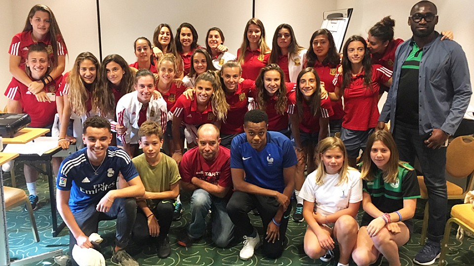 Las jugadoras de la Selección española Sub-20 celebran un encuentro con jóvenes locales
