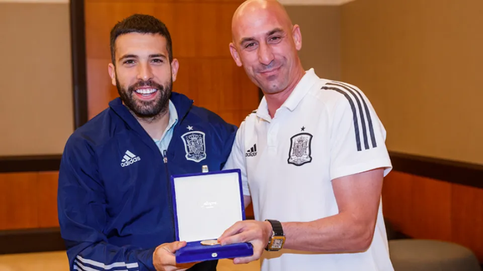 Luis Rubiales entrega una medalla de oro a Jordi Alba