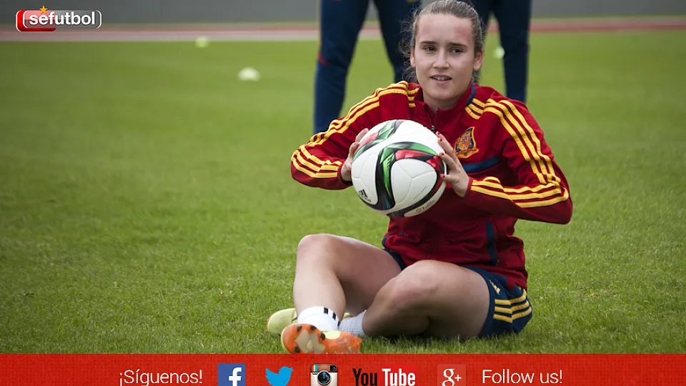 Cintia Montagut sostiene un balón durante el entrenamiento