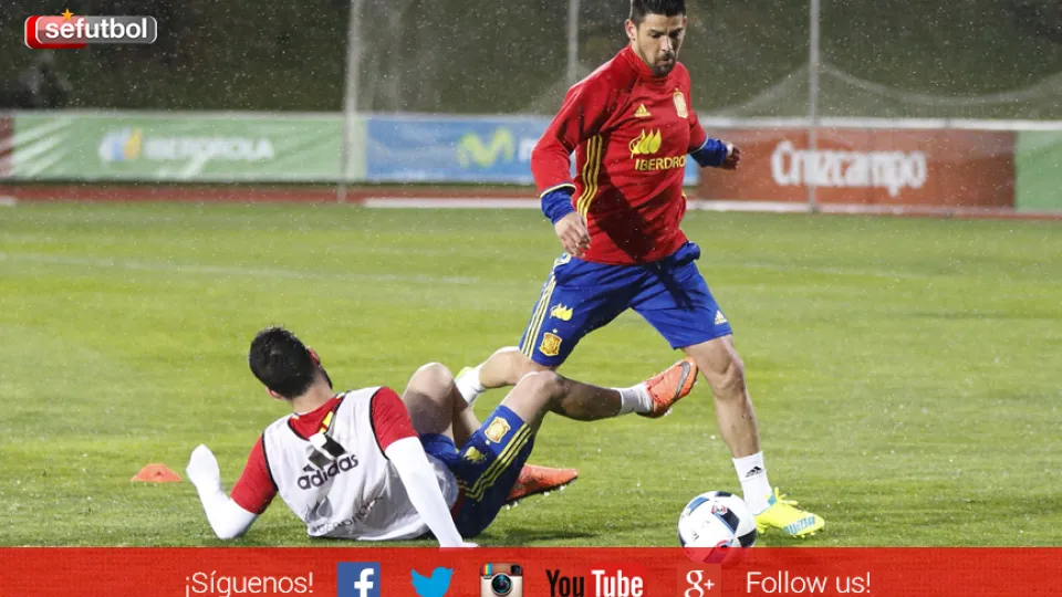 Nolito esquiva una entrada durante el entrenamiento 