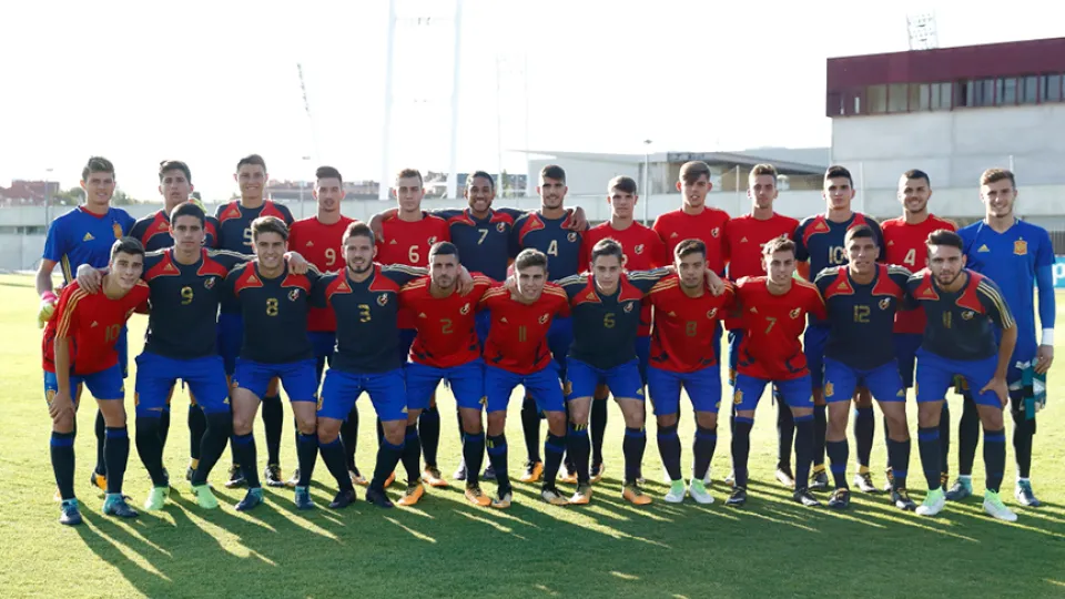 Foto de familia de la nueva generación de la Sub-19