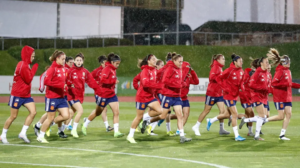 Las jugadoras de la Selección se ejercitan en Las Rozas