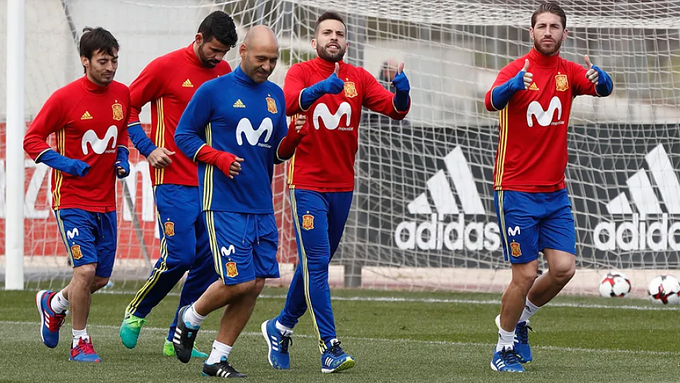 Ramos y Jordi Alba hacen la señal de OK en un entrenamiento de la Selección