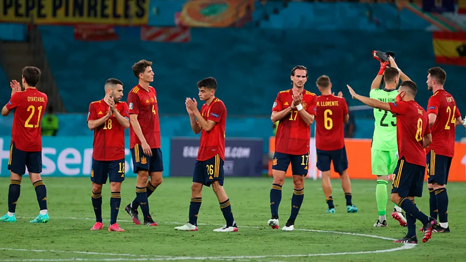 Los jugadores de la Selección saludan tras el España-Polonia jugado en Sevilla
