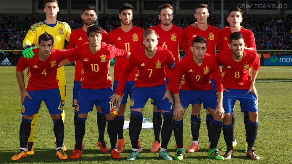 La Selección Española Sub-21 posa sobre el césped de El Plantío