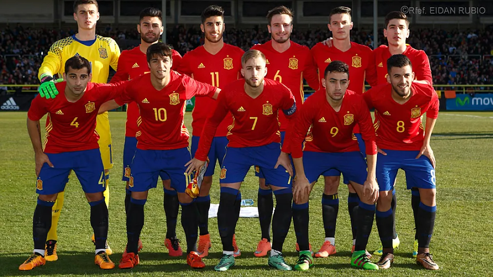 La Selección Española Sub-21 posa sobre el césped de El Plantío
