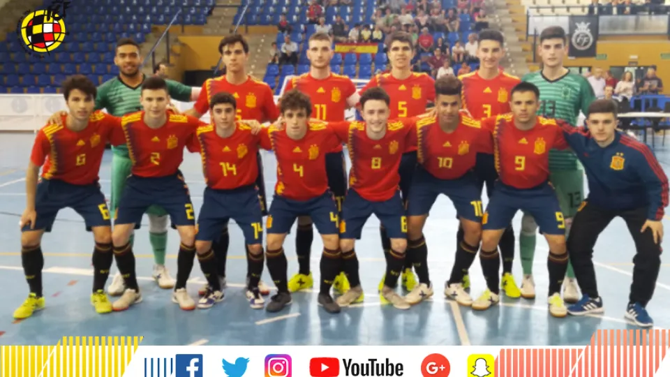 La selección española Sub-18 de fútbol sala posa en el pabellón Municipal de Benicasim antes de su encuentro frente a Rusia