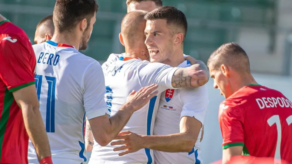 Los jugadores de Eslovaquia celebran su gol frente a Eslovaquia 