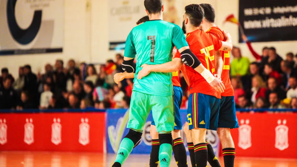 Los jugadores de la Selección española de fútbol sala celebran un tanto frente a Guatemala