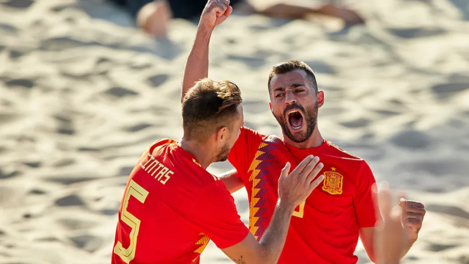 Los jugadores de la Selección española de fútbol playa celebran un tanto ante Suiza