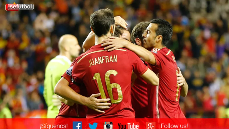 Los jugadores de la Selección se abrazan durante el España - Luxemburgo jugado en Logroño