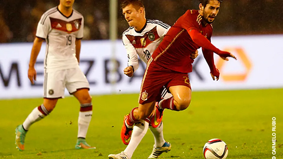 Isco Alarcón avanza ante Toni Kroos durante el último España-Alemania disputado en 2014 
