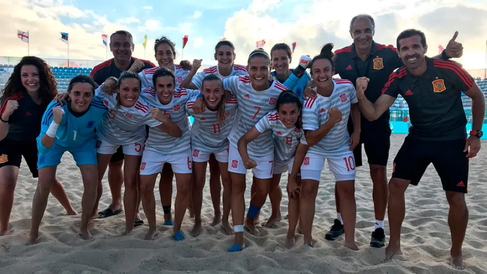 Las jugadoras españolas posan tras ganar ante Inglaterra