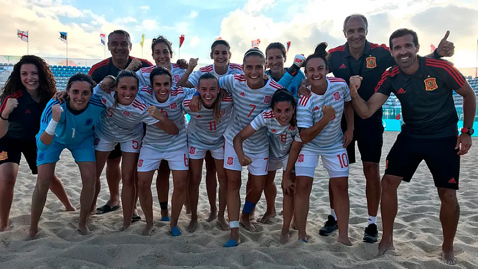 Las jugadoras españolas posan tras ganar ante Inglaterra