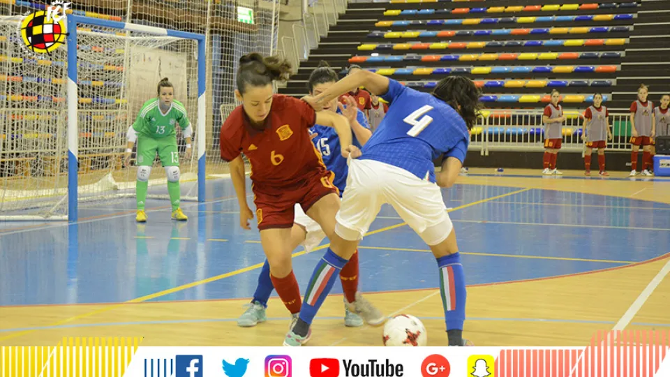 La jugadora española y la italiana disputan un balón