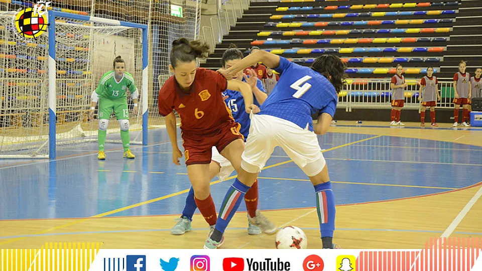 La jugadora española y la italiana disputan un balón