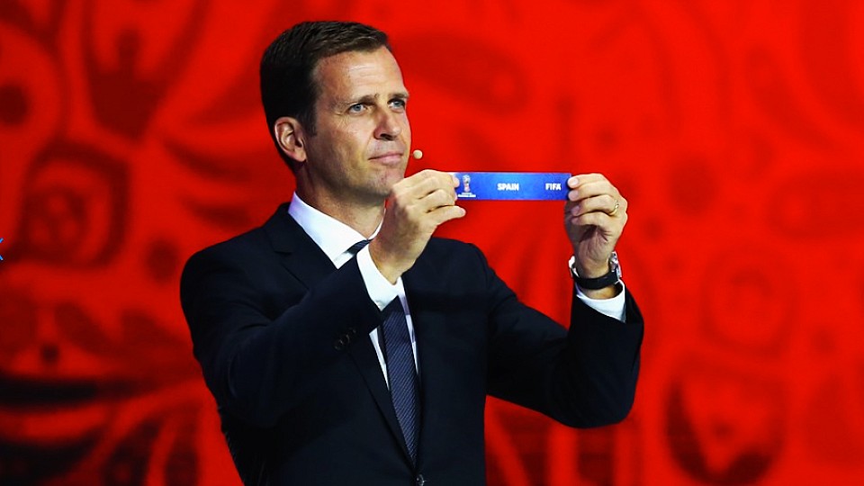 Olivier Bierhoff muestra el nombre de España durante el sorteo del clasificatorio para Rusia 2018
