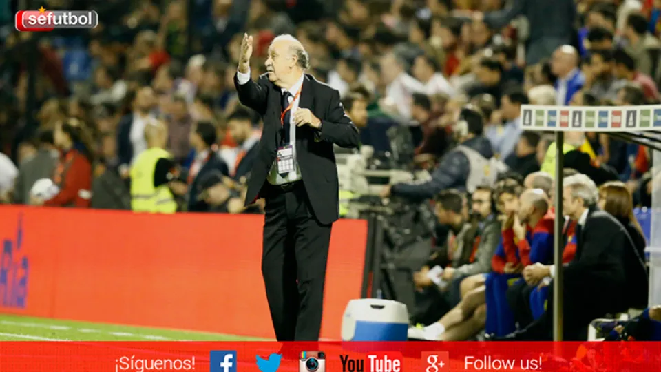 Del Bosque da instrucciones a los jugadores durante el partido ante Inglaterra