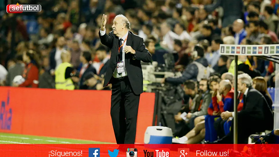 Del Bosque da instrucciones a los jugadores durante el partido ante Inglaterra
