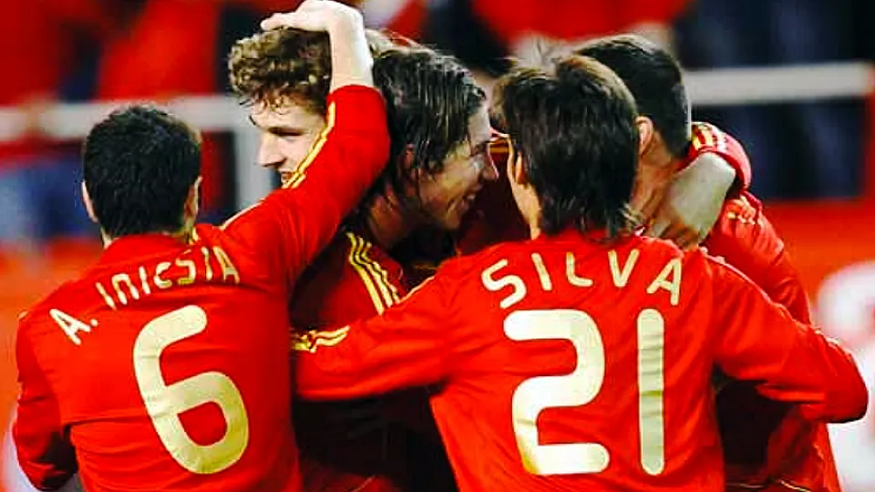 La Selección española celebra el gol de Torres