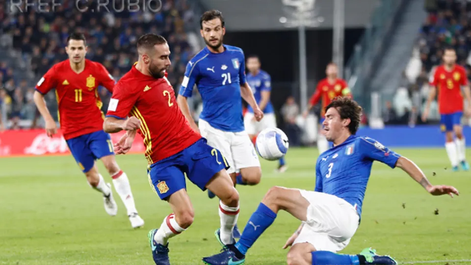 Dani Carvajal disputa un balón en el último España - Italia