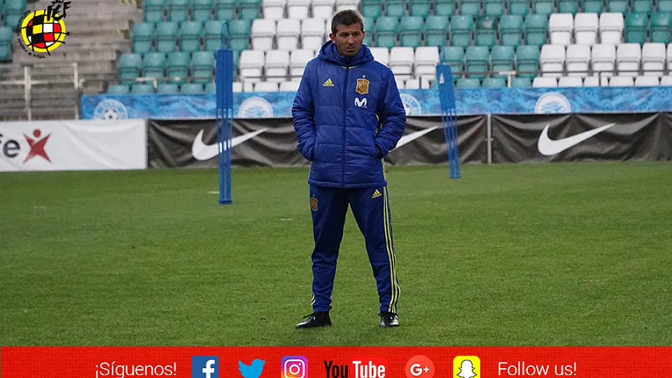 El Seleccionador nacional Sub.21, Albert Celades, durante el entrenamiento del equipo en Estonia