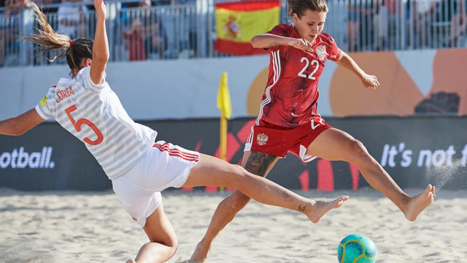 Momento del partido entre Rusia y España jugado en Nazaré 