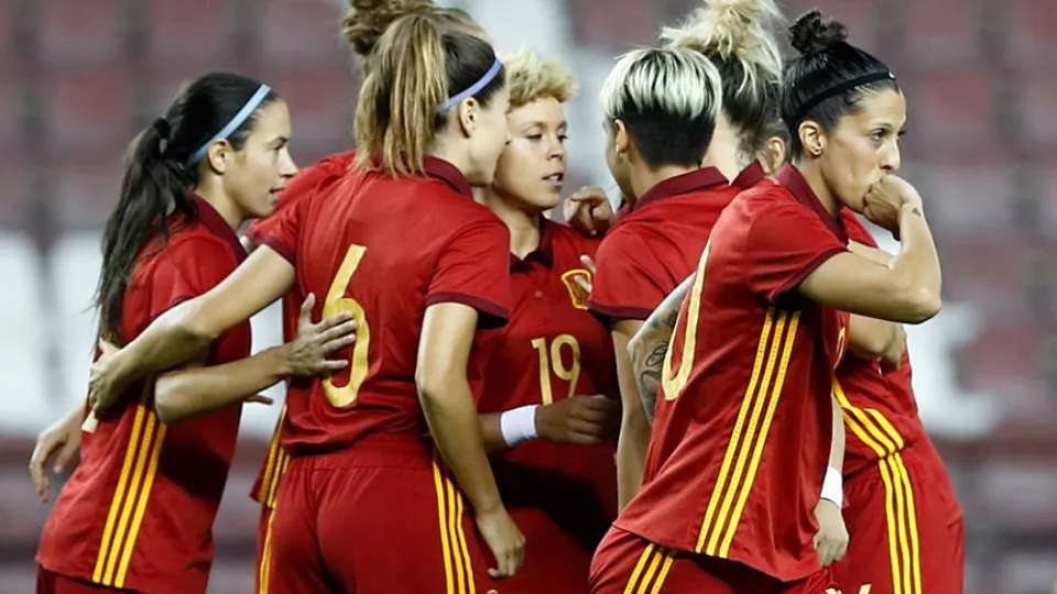 Las jugadoras de la Selección femenina celebran un gol