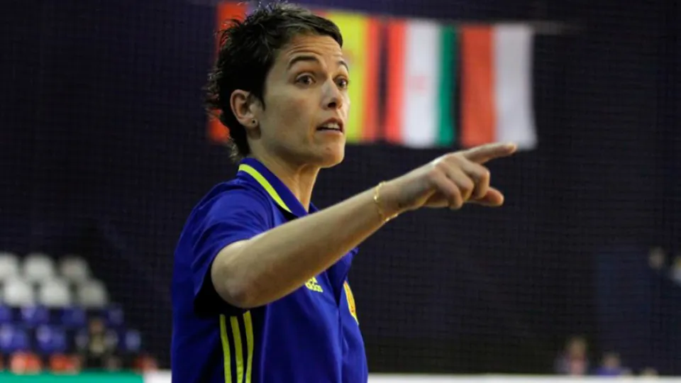 Alicia Morell dirigiendo al equipo