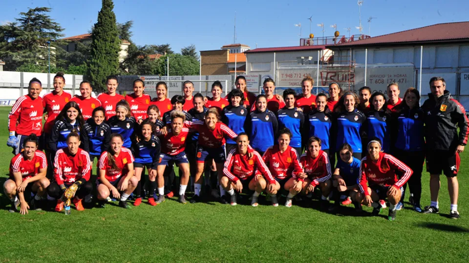 La Selección española femenina posa junto a las integrantes de la Peña Sport en Tafalla (Navarra)